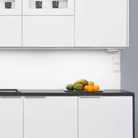 Pro Power Plus VALKOINEN - Monitoimipistorasia valokatkaisijalla - 231 - 2